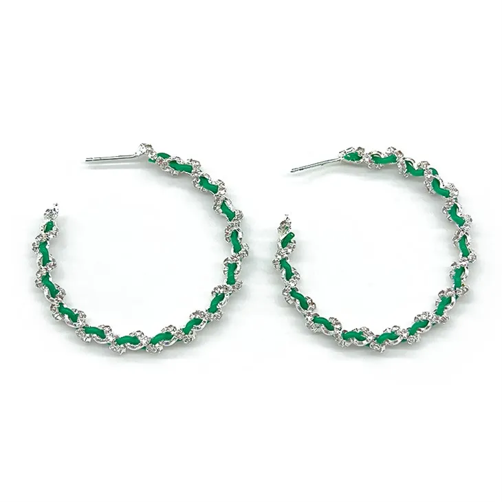 Rohelise kalliskivi tekstuuriga kõrvarõngas