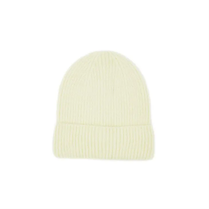 Valged nailonist valmistatud mütsid